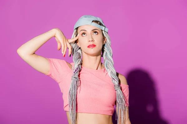 Pensativo Elegante Chica Con Rastas Dedo Cabeza Posando Púrpura — Foto de Stock
