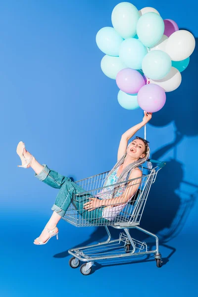 Hermosa Chica Con Estilo Carrito Compras Con Globos Sonriendo Azul — Foto de Stock