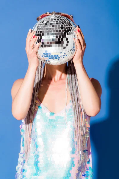 Elegante Chica Cubriendo Cara Con Bola Disco Azul —  Fotos de Stock