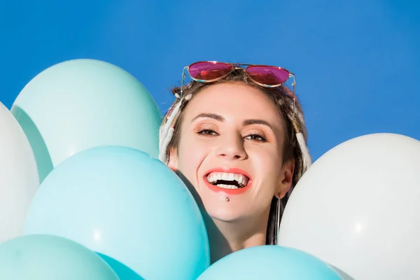 Vacker Leende Flicka Poserar Med Ballonger Isolerade Blått — Stockfoto