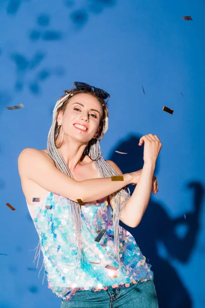 Hermosa Sonrisa Elegante Chica Mirando Cámara Azul Con Confeti —  Fotos de Stock