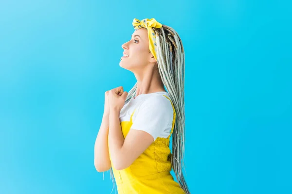 Vista Lateral Menina Com Dreadlocks Punho Cerrado Isolado Turquesa — Fotografia de Stock