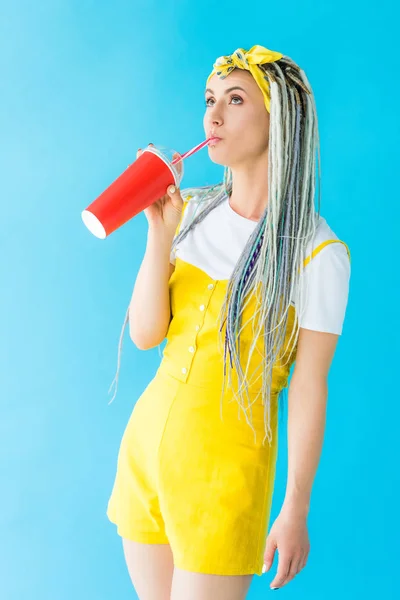 Chica Con Rastas Beber Refresco Turquesa Mirando Hacia Arriba — Foto de Stock