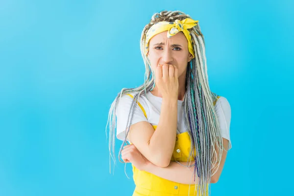Bang Meisje Met Dreadlocks Bedekken Mond Geïsoleerd Turquoise — Stockfoto