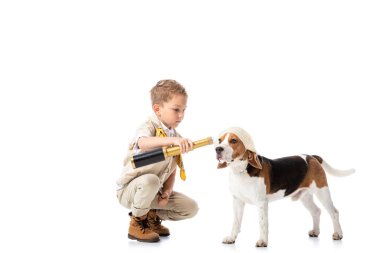 okul öncesi Explorer çocuk ile Spyglass ve Beagle köpek izole beyaz