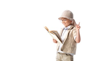 gözlüklü çocuk gülümseyen kitap okuma odaklı