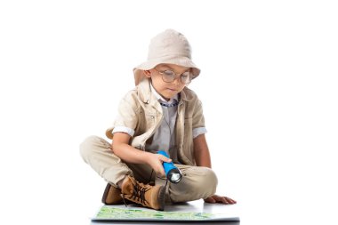 şapka ve gözlük tutan el feneri ve beyaz haritada görünümlü Explorer çocuk