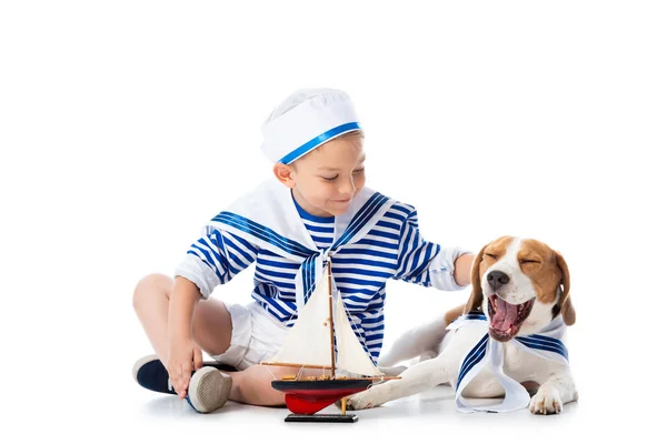 Criança Pré Escolar Terno Marinheiro Com Navio Brinquedo Cão Beagle — Fotografia de Stock