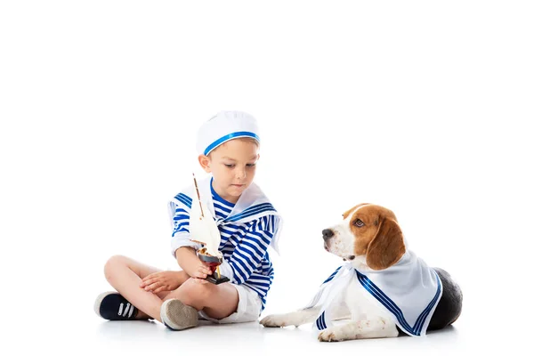 Kleuters Kind Matroos Pak Met Speelgoed Schip Beagle Hond Wit — Stockfoto