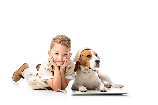 Νήπιο Εξερευνητής Παιδί Χάρτη Και Σκυλάκι Λαγωνικό Λευκό — Φωτογραφία Αρχείου