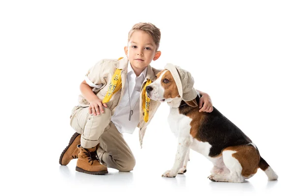 Preschooler Explorer Dětský Objímající Beagle Psa Klobouku Bílém — Stock fotografie