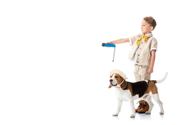 Vista Completa Niño Explorador Sosteniendo Linterna Perro Beagle Sombrero Blanco — Foto de Stock