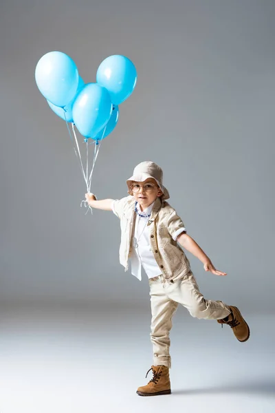 Vista Completa Del Niño Explorador Gafas Pie Sobre Una Pierna — Foto de Stock