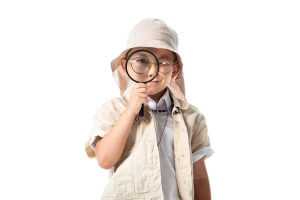 모자와 안경을 탐험가 아이의 보기가 흰색으로 분리된 돋보기를 있습니다 — 스톡 사진