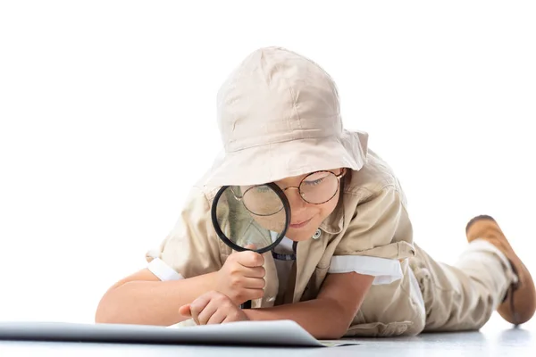 Criança Explorador Focado Chapéu Óculos Olhando Para Cartaz Através Lupa — Fotografia de Stock