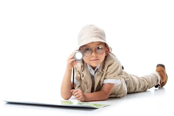 Niño Explorador Sombrero Gafas Con Mapa Sosteniendo Linterna Mirando Cámara — Foto de Stock