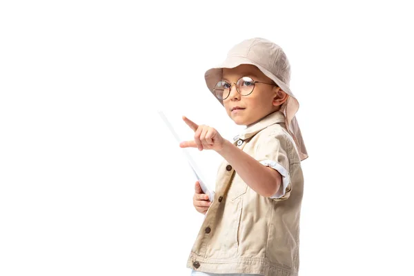 Criança Explorador Pensativo Óculos Chapéu Segurando Tablet Digital Apontando Com — Fotografia de Stock