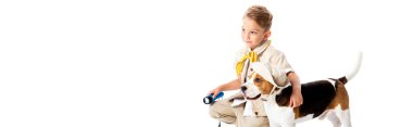 Gezgin çocuk tutarak el feneri ve beyaz üzerinde izole Beagle köpek kucaklayan panoramik çekim