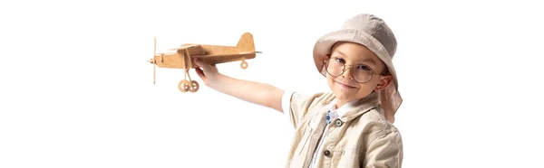 Tiro Panorâmico Criança Exploradora Sorridente Óculos Chapéu Segurando Avião Brinquedo — Fotografia de Stock