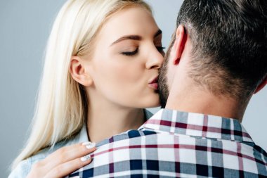 gri izole adam öpüşme güzel sarışın kız