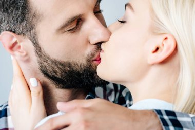 güzel çift kucaklayan ve gri izole öpüşme
