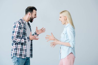 erkek ve kadın bağırarak ve gri izole gesturing
