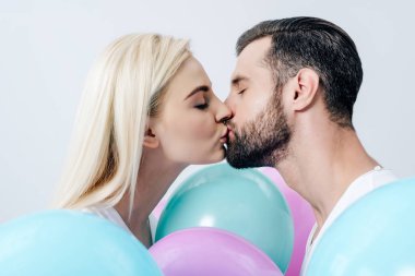 beyaz izole balonlar yakınında öpüşme güzel çift