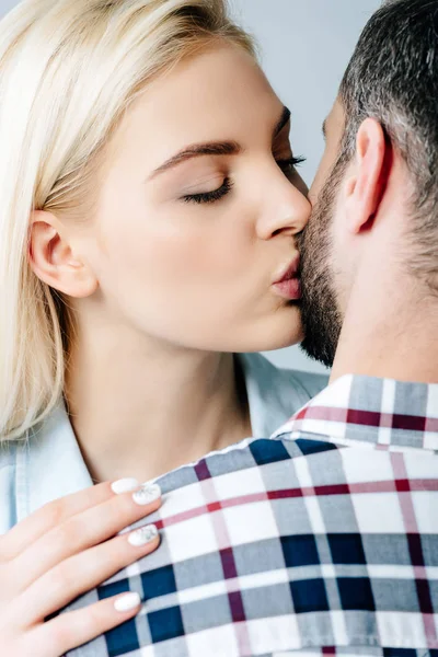 Hermosa Rubia Chica Besos Hombre Aislado Gris — Foto de Stock