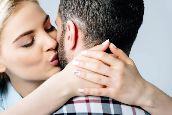 Linda Menina Loira Beijando Abraçando Homem Isolado Cinza — Fotografia de Stock