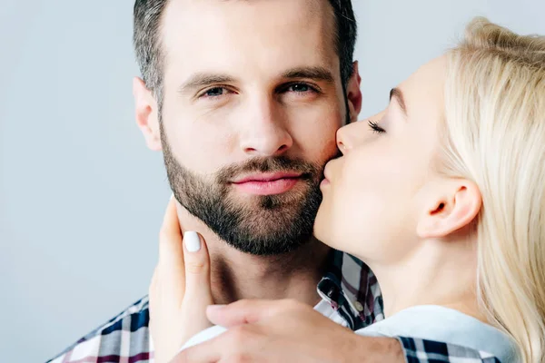 Vacker Blond Tjej Kysser Stilig Man Isolerad Grå — Stockfoto