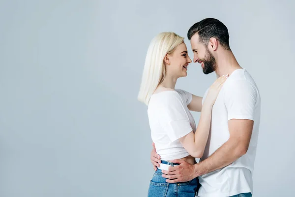 Hermosa Pareja Joven Abrazando Sonriendo Aislado Gris Con Espacio Copia — Foto de Stock