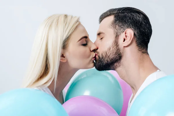 Belo Casal Beijando Perto Balões Isolados Branco — Fotografia de Stock