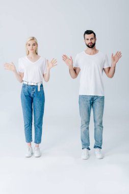 erkek ve genç kadın gri izole açık avuç içi ile poz