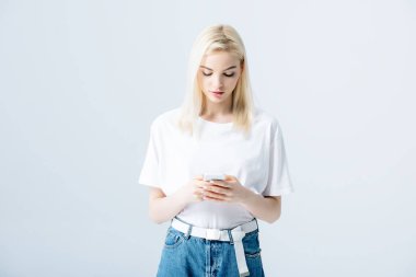 gri izole akıllı telefon kullanarak güzel sarışın kız