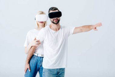 gri izole Sanal gerçeklik kulaklıklar erkek ve kız gesturing