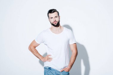 kalça el ve cebinde beyaz izole poz yakışıklı sakallı adam 