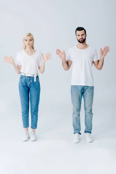 男人和年轻女子摆姿势与开放的手掌孤立在灰色 — 图库照片