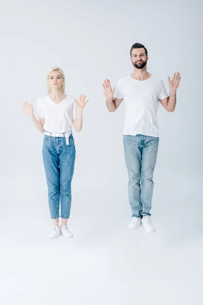 Homme Jeune Femme Sautant Avec Les Paumes Ouvertes Sur Gris — Photo