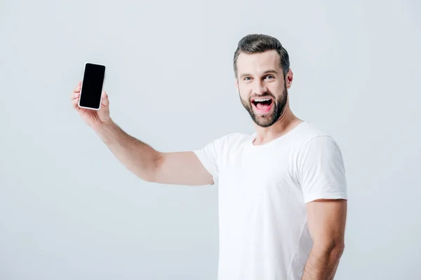 Homem Alegre Mostrando Smartphone Com Tela Branco Isolado Cinza — Fotografia de Stock