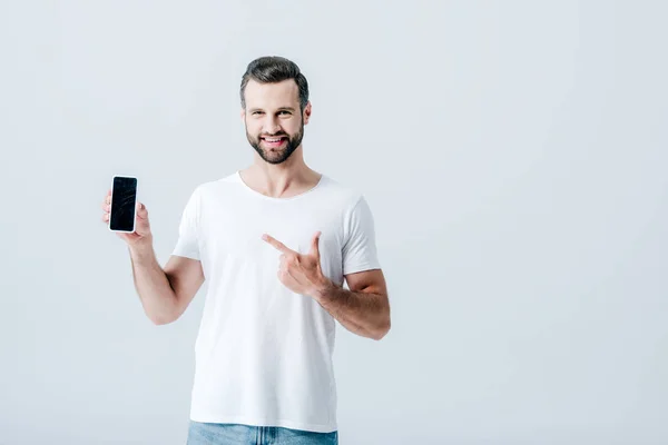 Man Wijst Met Vinger Smartphone Met Blanco Scherm Geïsoleerd Grijs — Stockfoto