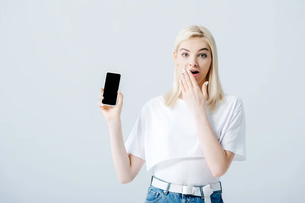 Schönes Mädchen Zeigt Smartphone Mit Leerem Bildschirm Und Verdecktem Mund — Stockfoto