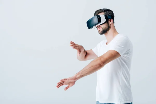 Hombre Barbudo Auriculares Realidad Virtual Gesto Aislado Gris — Foto de Stock