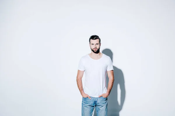 Hombre Barbudo Guapo Posando Con Las Manos Bolsillos Gris — Foto de Stock