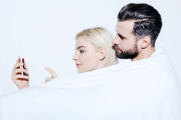 Uomo Bella Ragazza Coperta Coperta Utilizzando Smartphone Isolato Bianco — Foto Stock