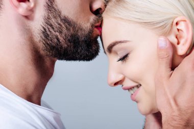 adam alnına güzel gülümseyen kız gri izole öpüşme