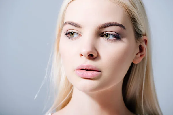 Retrato Hermosa Chica Rubia Mirando Hacia Otro Lado Aislado Gris —  Fotos de Stock