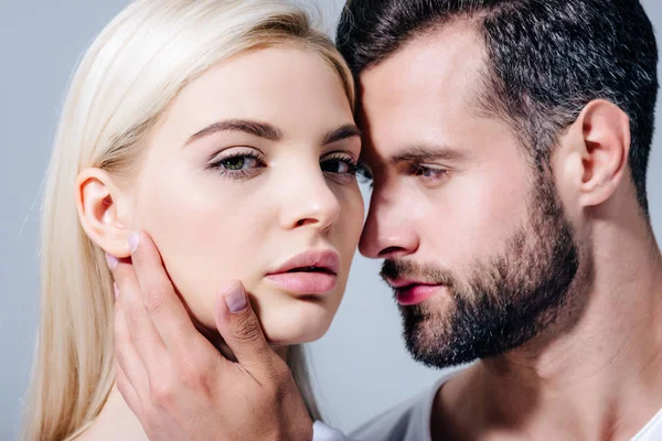 Homem Bonito Gentilmente Abraçando Menina Bonita Olhando Para Câmera Isolada — Fotografia de Stock