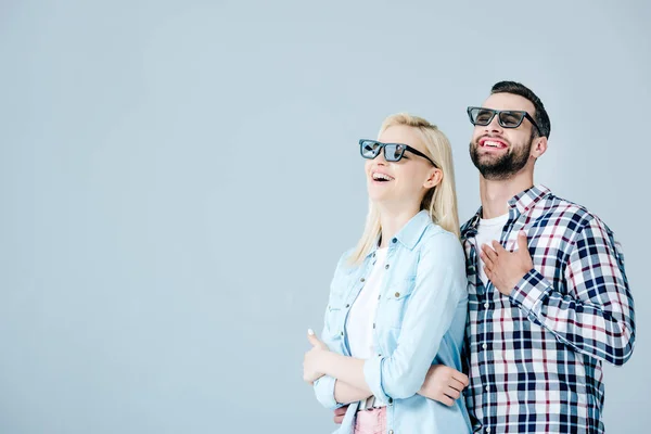 灰色で隔離された映画を見て3Dメガネで幸せな男と女の子 — ストック写真