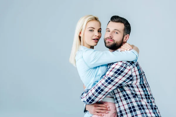 Hermosa Joven Pareja Abrazando Aislado Gris Con Espacio Copia — Foto de Stock