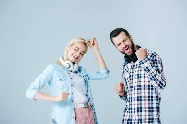 gri izole dans kulaklık ile mutlu adam ve kız